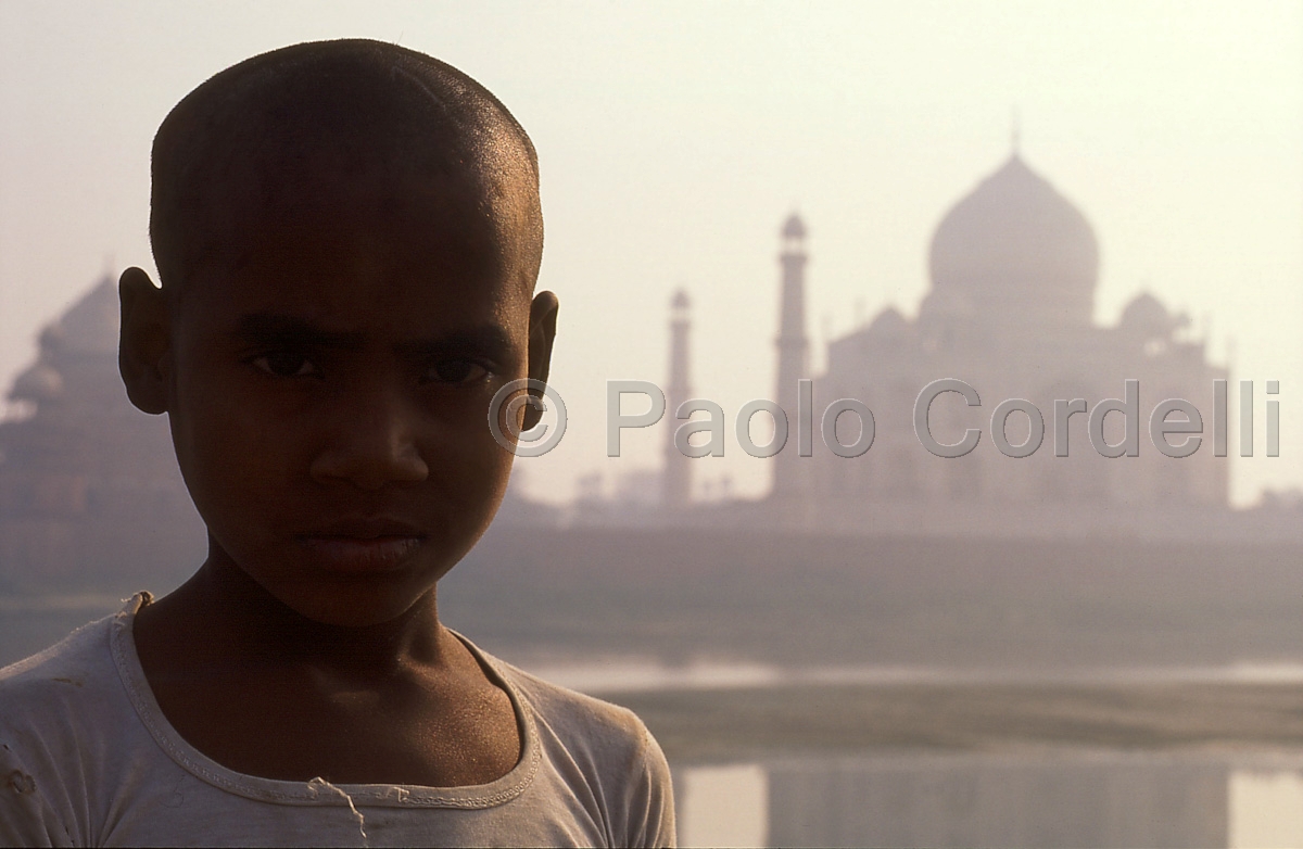 Child in front of Taj Mahal, Agra, India
 (cod:India 20)